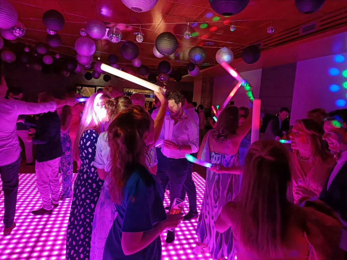 Volle verlichte dansvloer op een bruiloftsfeest