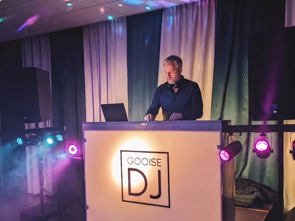 DJ achter de verlichte Gooise DJ-booth met lichtshow