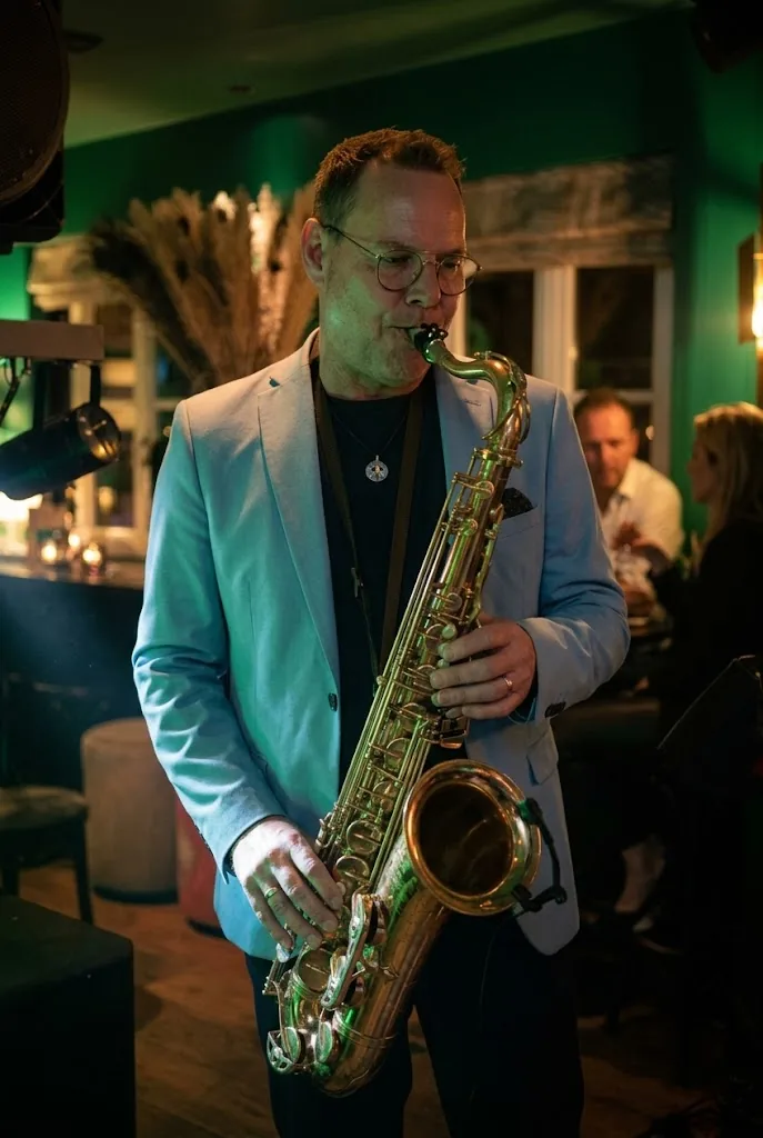 Saxofonist van De Gooise DJ speelt live