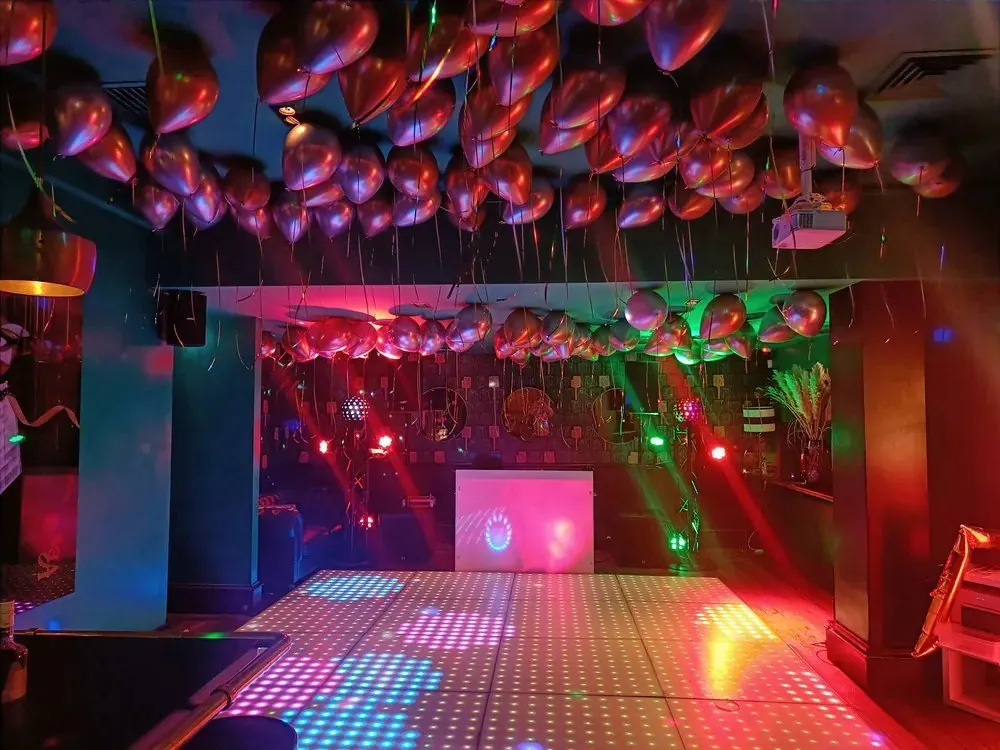 Verlichte LED-dansvloer met ballonnen en lichtshow bij Brasserie & Bar Mauve in Laren
